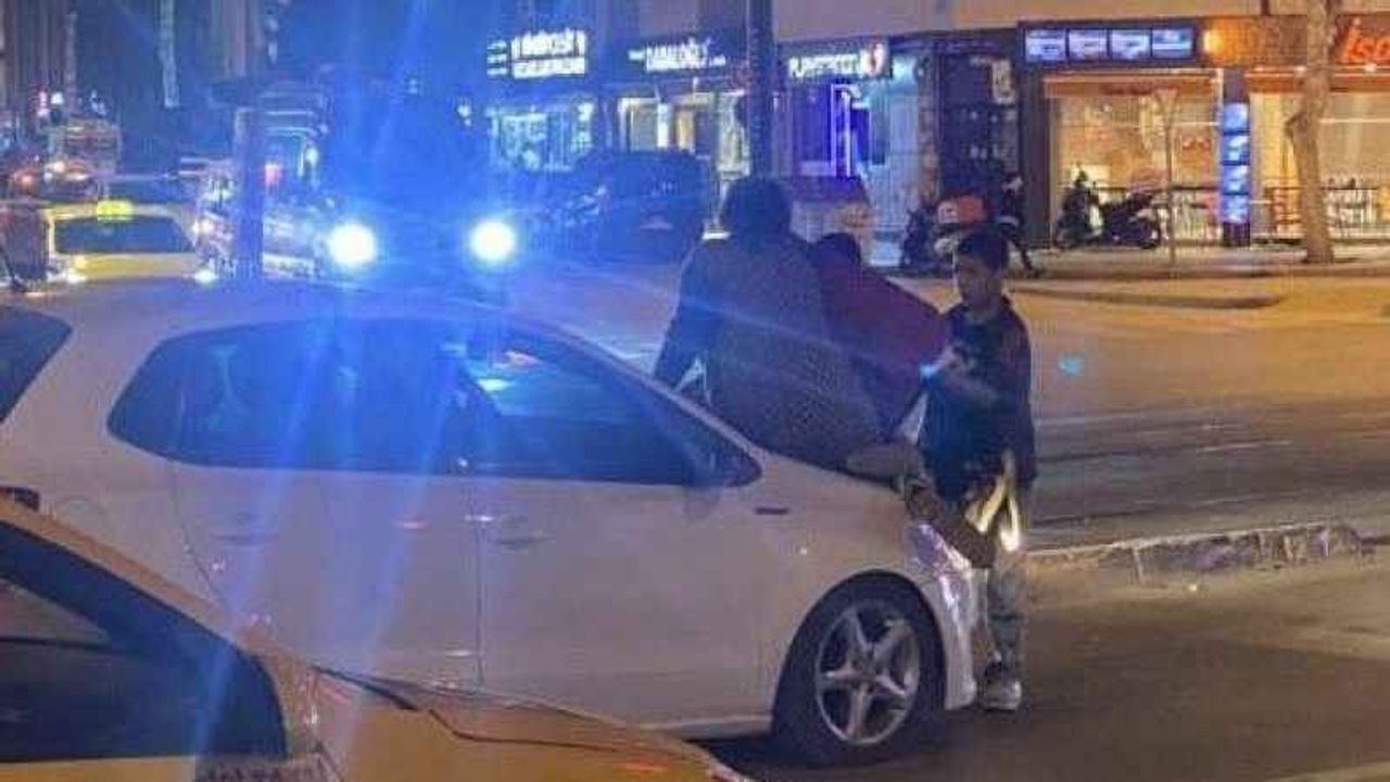 Aracın üstüne çıktılar