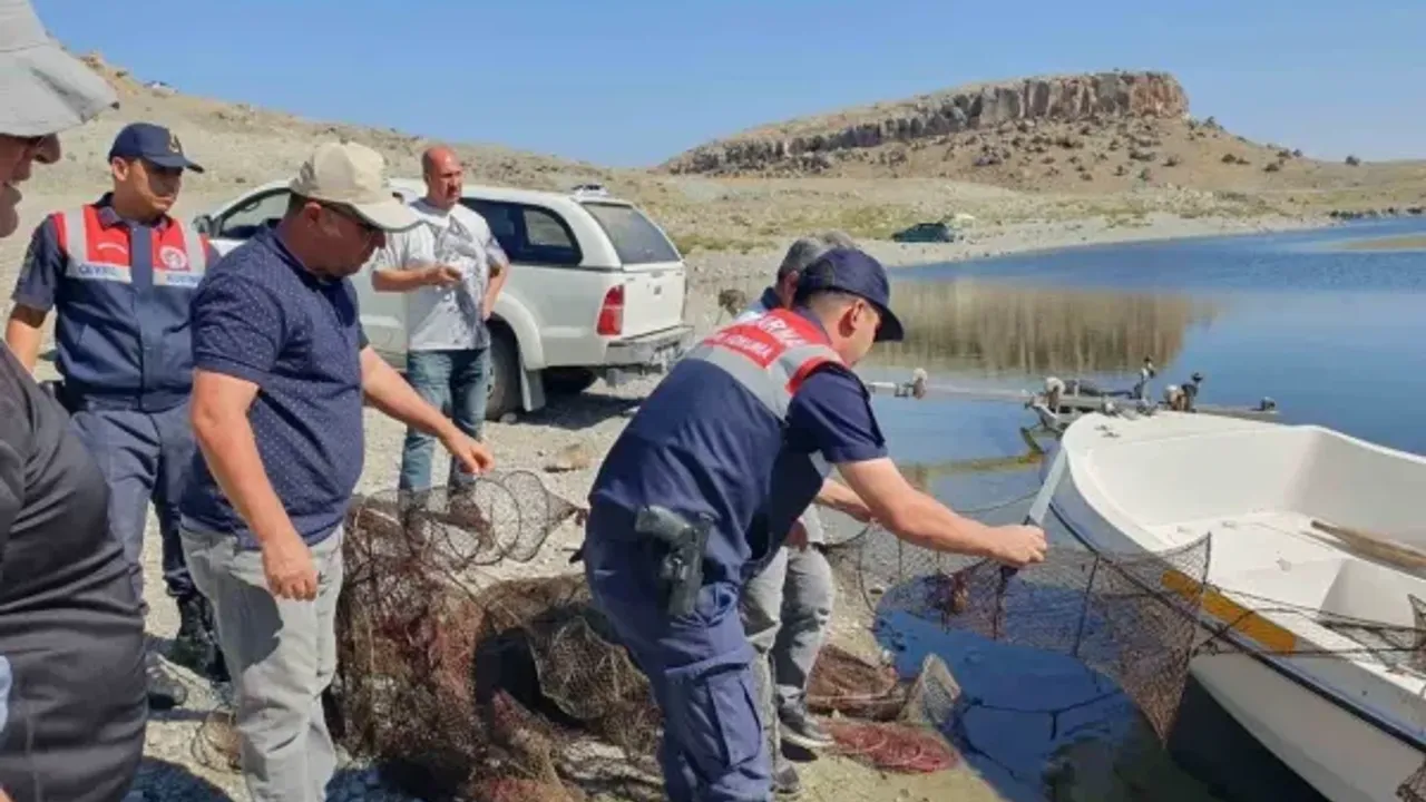 Jandarma kaçak ağ operasyonunda bin metre ağı imha etti
