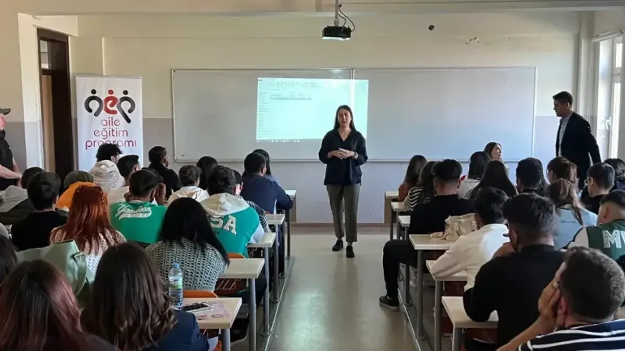 Üniversite öğrencilerine önemli eğitimler verdi