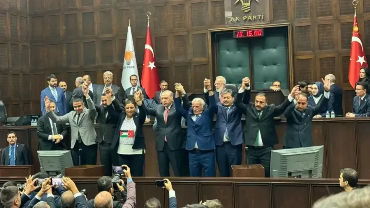 Cumhurbaşkanı Erdoğan, rozetini taktı