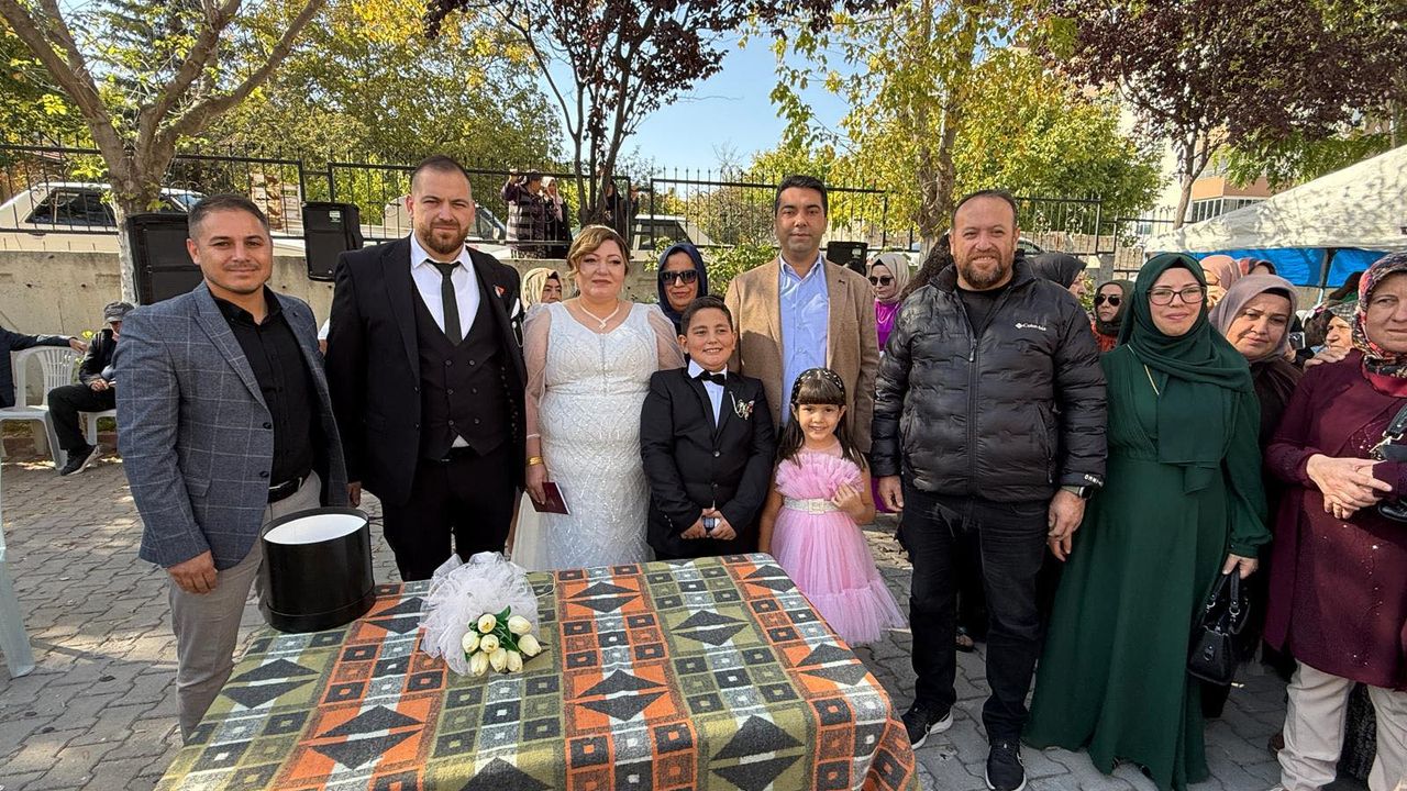 Demirci, genç çiftlerin mutluluğuna ortak oldu