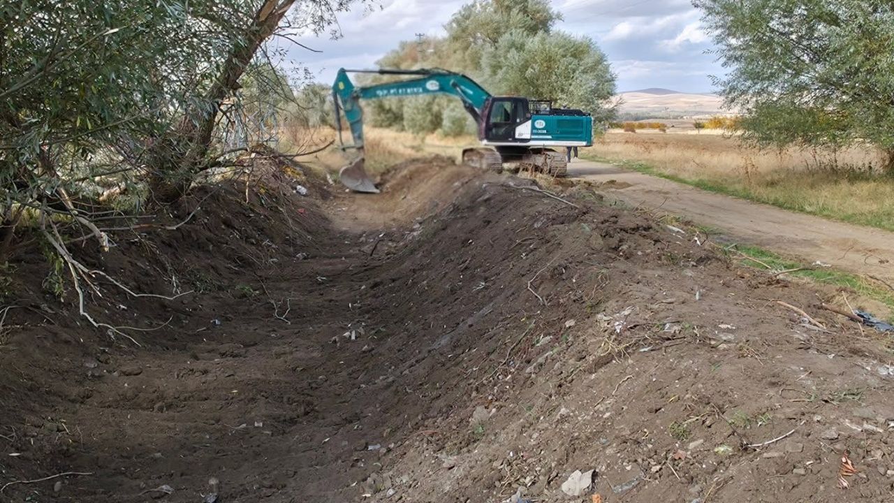 O köyde dere ıslahı ve temizlik çalışmaları başladı