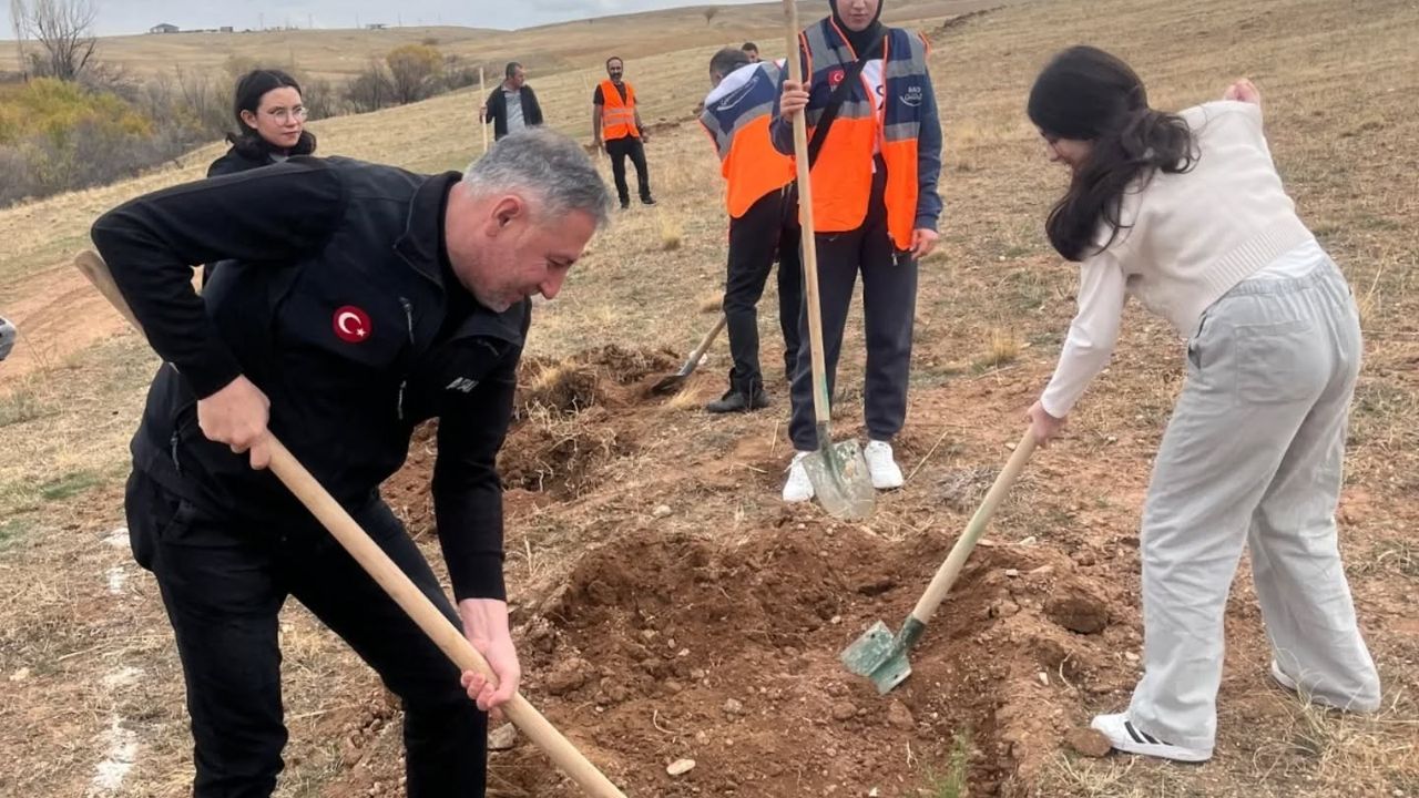 AFAD Gönüllüleri doğaya fidan dikerek çevre duyarlılığına katkı sağladı