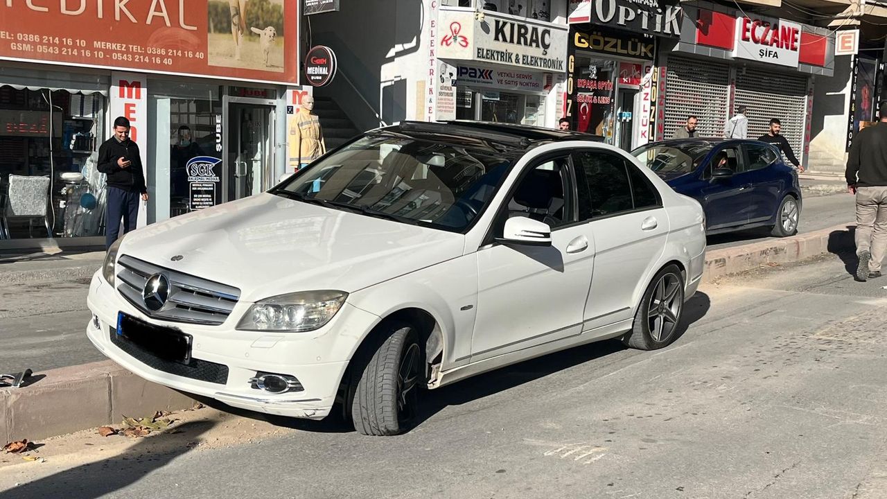 Ankara Caddesi’nde kaza: Araç orta refüje girdi