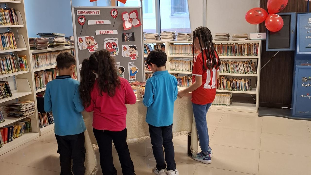 Aşık Paşa Kütüphanesi’nde Cumhuriyet Bayramı Kitap Sergisi açıldı