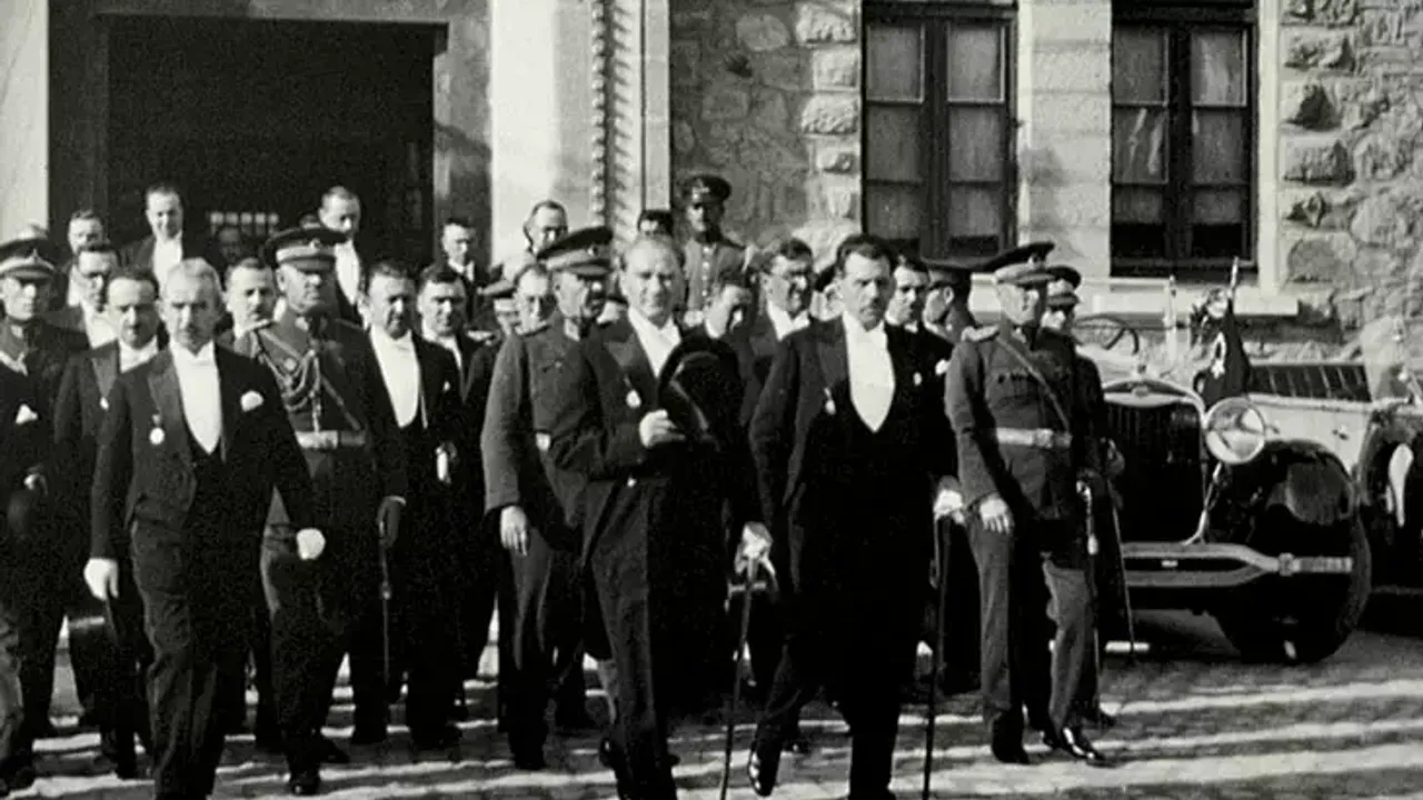 Cumhuriyet’in doğduğu gece: 29 Ekim 1923 saat :00.00!