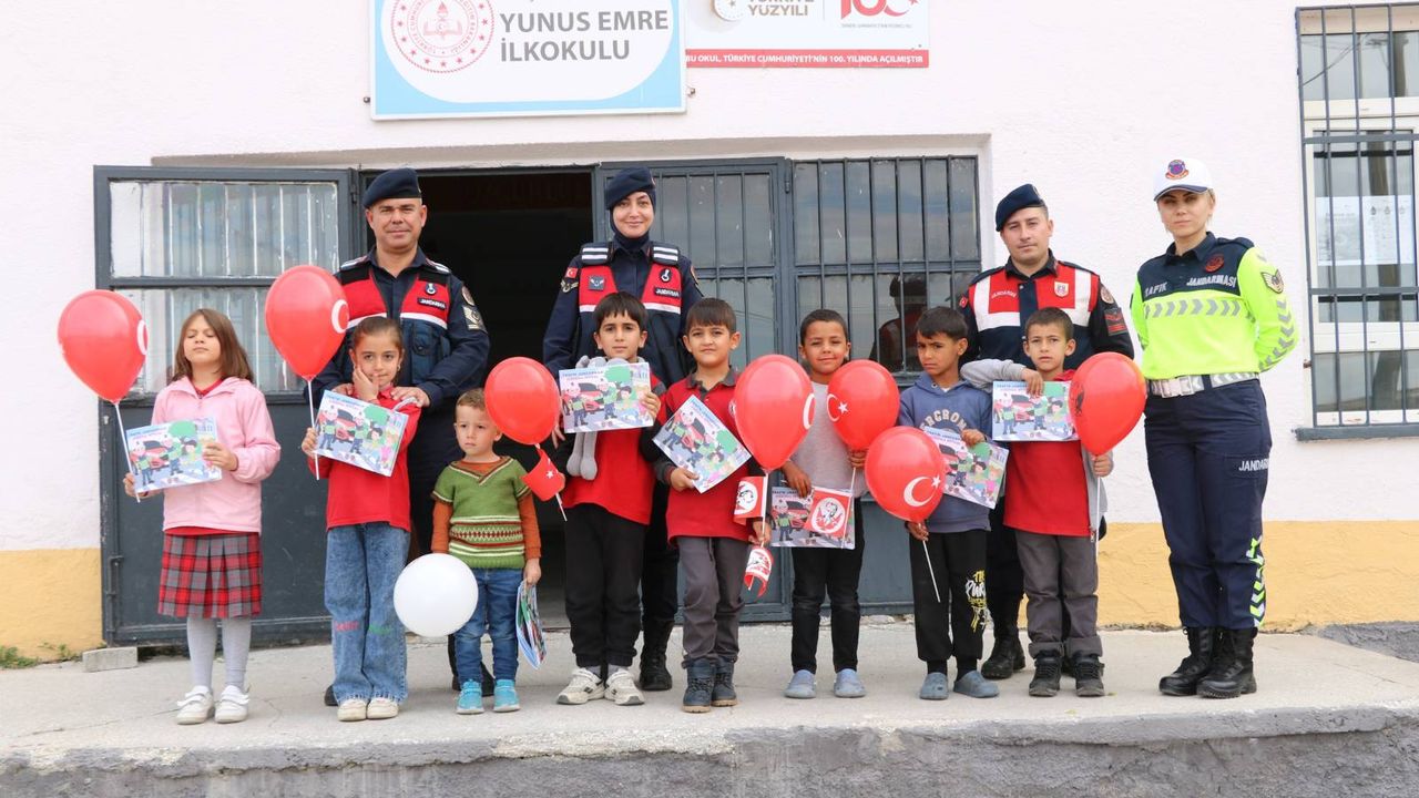 Kırşehir Jandarması çocuklarla Cumhuriyeti kutladı