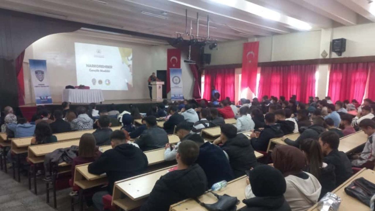 Kırşehir Emniyeti'nden gençliğe uzanan kritik el