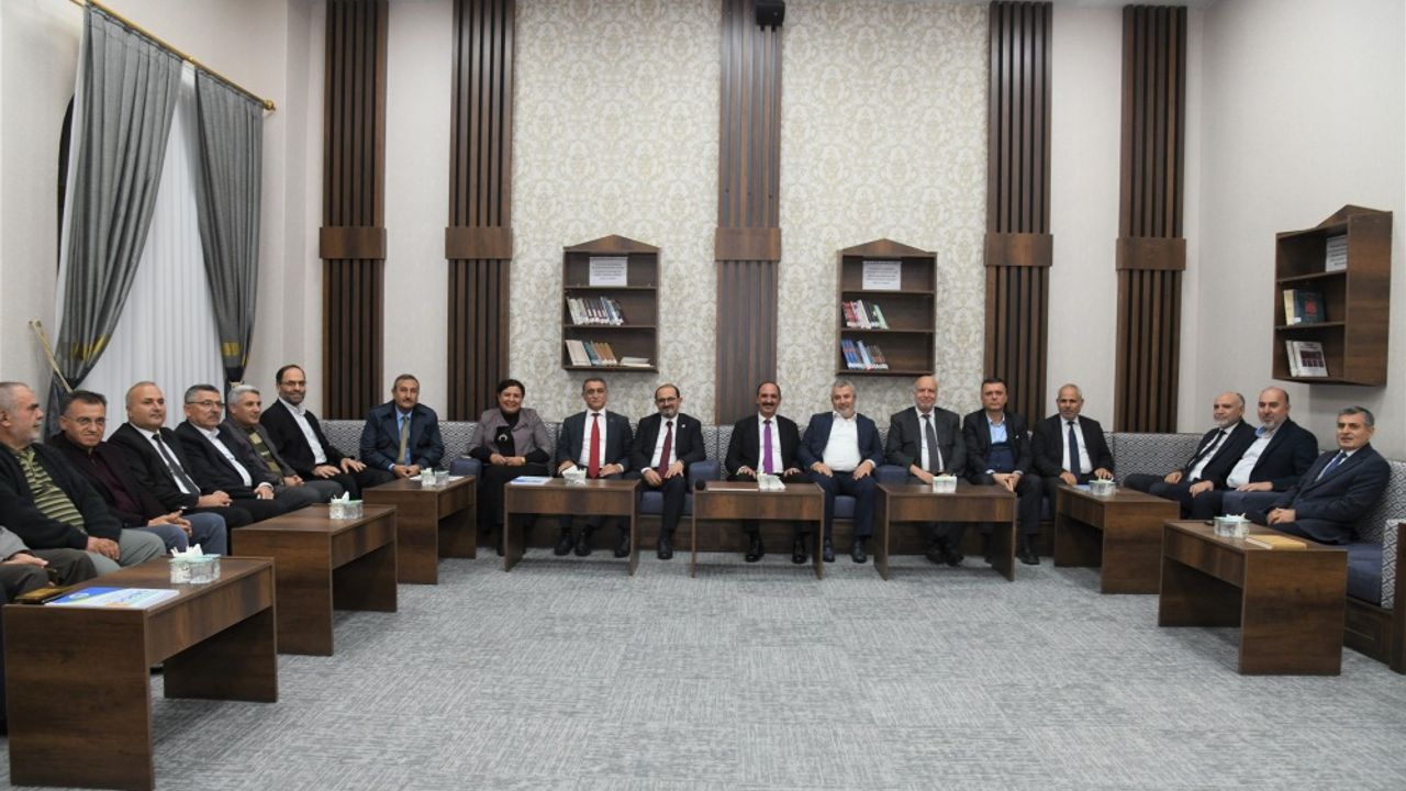 Prof. Dr. Eyüp Debik, Kırşehir’de Ahiliğin ilim ve ahlak boyutunu anlattı