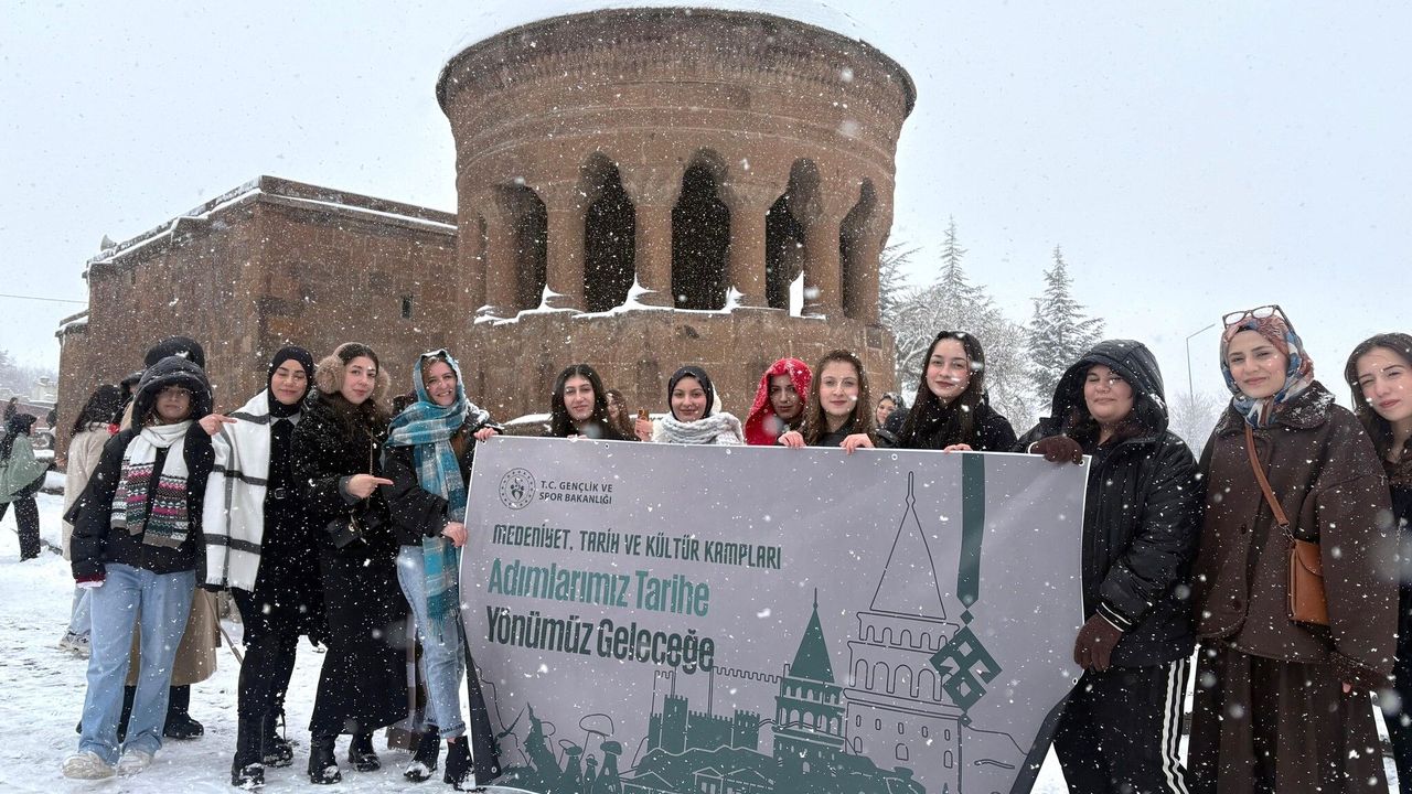 Kırşehirli gençler Bitlis'te tarihin izini sürdü