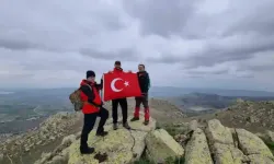 Kırşehirli dağcılar Baran Dağları’nda Türk bayrağı açtı