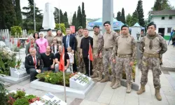 Şehit mezarlarına karanfil bıraktılar, şehit aileleri ile bayramlaştılar