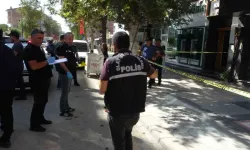 İki grubun si*ahlı çatışmasında tezgahtar ile müşteri yaralandı