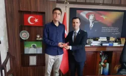 Başarılı öğrenciler çeyrek altınla ödüllendirildi