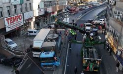 Yol çöktü, 2 kamyon çukura düştü