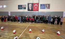 Mucur’da alt yapı sporcularına eşofman takdimi