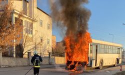 Van’da servis otobüsü alev alev yandı