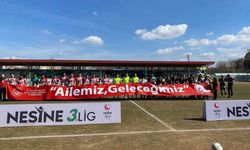 Futbolcular sahaya çıkarken bu afişi taşıdı: İşte o mesaj!