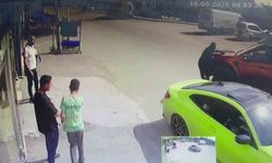 Adana’da şaka kazaya dönüştü: Kamyonetin çarpmasıyla ayağı kırıldı, telefonu bırakmadı