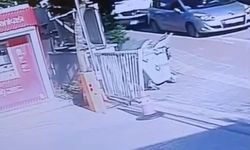 Bankamatikten para çekti, servis aracının altında kaldı...O anlar kamerada