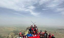 Dağcılar 19 Mayıs’ı bin 530 rakımlı zirvede kutladı