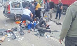Ehliyetsiz sürücü kaldırıma çarpıp takla attı ardından kamyonete çarptı