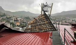 Hakkari’de fırtına çatılara zarar verdi