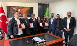 Gençlere ve emektarlara plaket