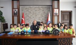 Minik adımlar emniyet kapısında