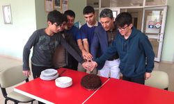 Öğrenciler başarılarını pasta keserek kutladı