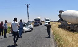 Beton mikseri ile otomobil çapıştı