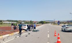 İki otomobil kavşakta çarpıştı