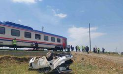 Muş’ta tren otomobile çarptı: 1 yaralı