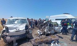 Otomobil ile hafif ticari araç çarpıştı