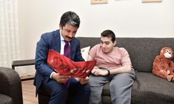 Demiryürek, evde eğitim gören öğrenciye karnesini elleriyle takdim etti