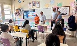 Müdür Gülşen sınıf sıralarında