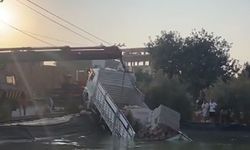 Mersin’de freni patlayan kamyon sulama havuzuna düştü