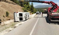 Burdur’da minibüs şarampole devrildi: 1 yaralı