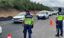 Asfalt Yüklü Kamyon Devrildi, Yol 2 Saat Kapalı Kaldı