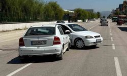 2 otomobil çarpıştı : 2 yaralı