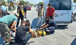 Minibüs-Motosiklet Çarpıştı: 2 Yaralı