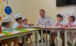 Gülşen, miniklerle yakından ilgilendi