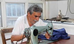 60 yıllık antika dikiş makinesiyle zamana meydan okuyan terzi