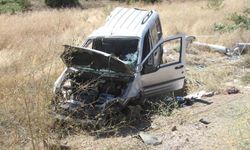 Ağaca ve direğe çarpan araçta 5 kişi yaralandı