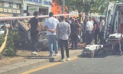 Kontrolden çıkan araç refüje çarparak devrildi