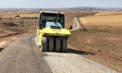 Kırşehir’de  cezaevi yolunda sathi kaplama çalışmaları hızlandı