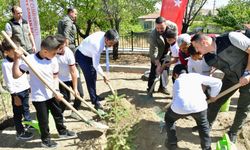 İlköğretim Haftası’nda fidanlar toprakla buluştu