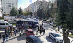 Halk otobüsü kamyona çarptı: 22 öğrenci yaralandı