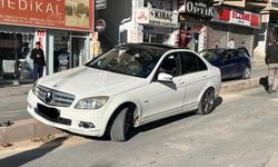 Ankara Caddesi’nde kaza: Araç orta refüje girdi