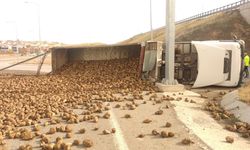 Güneykent’te pancar yüklü tır devrildi